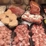 �Io per� non mi do per vinto -continua - cercando anche di proporre preparazioni innovative, come i miei �babb�� di carne macinata o i �cuoricini� impanati con carne mista, speck e scamorza�